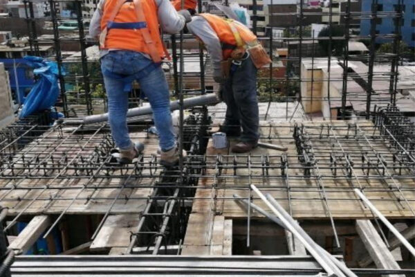 Instalación de bandejas, alimentadores y tableros eléctricos.